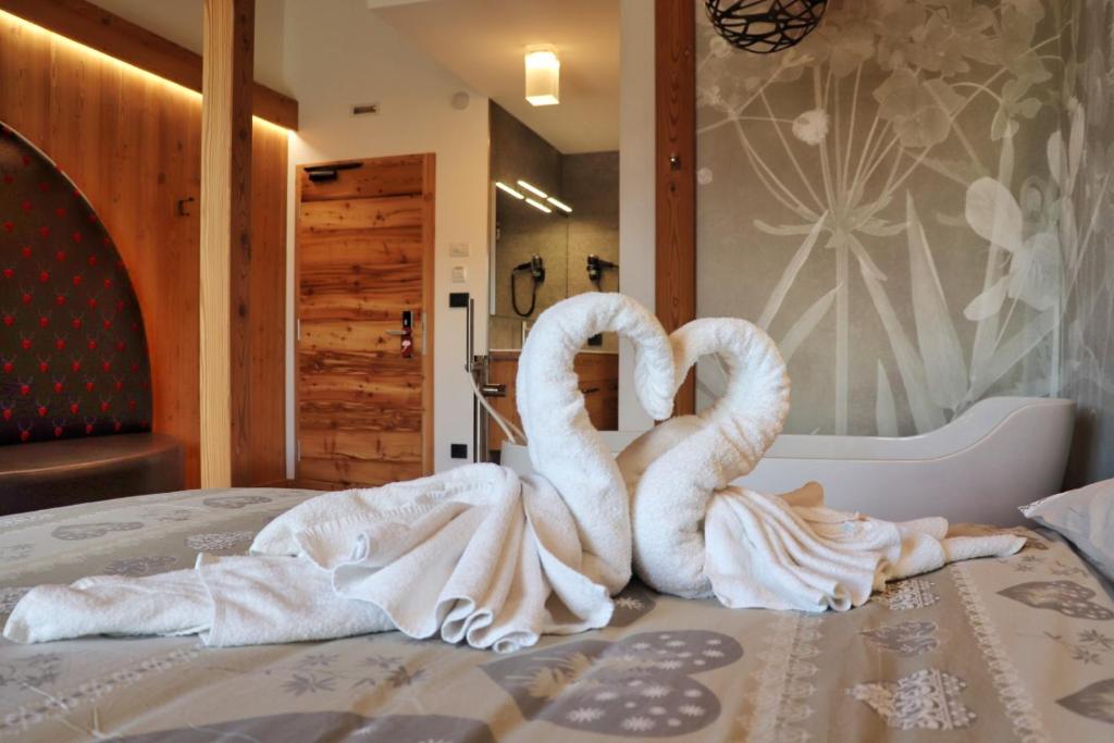 Postel nebo postele na pokoji v ubytování Hotel Panorama Wellness & Resort