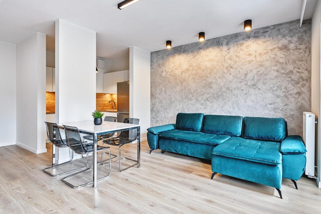 ウッチにあるIlumino by LookApのソファとテーブルのあるリビングルーム