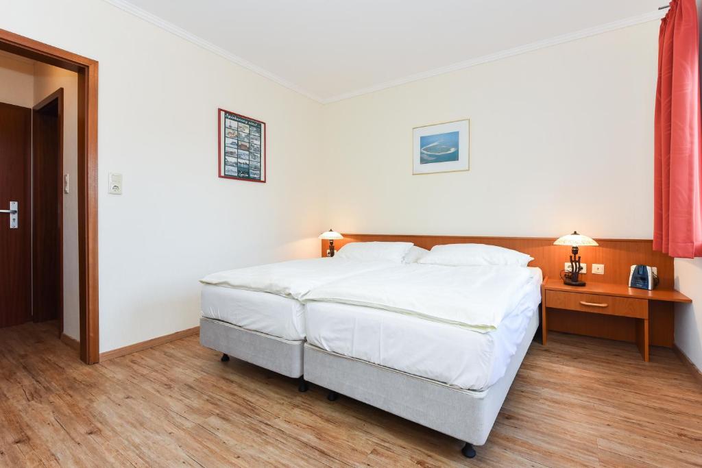 Postel nebo postele na pokoji v ubytování Hotel Garni Benser Watt