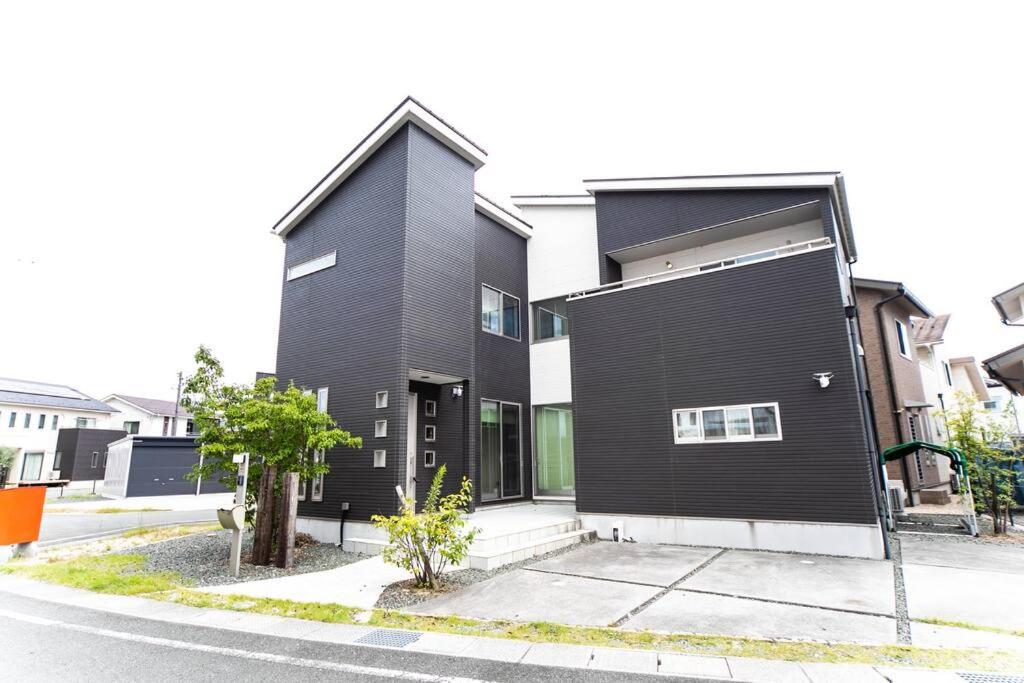 今津的住宿－Shiga Lakeside Villa，街道边的黑色建筑