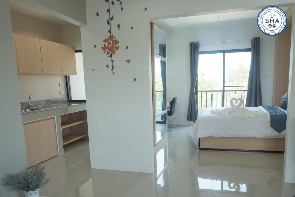 Postel nebo postele na pokoji v ubytování Sirimunta Hotel Chiang Rai Suite & Residence