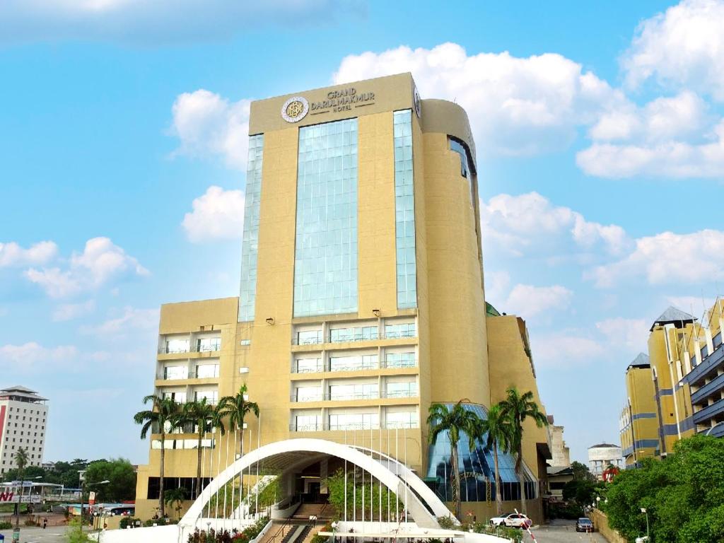 een hoog gebouw met een brug ervoor bij Grand Darul Makmur Hotel Kuantan in Kuantan