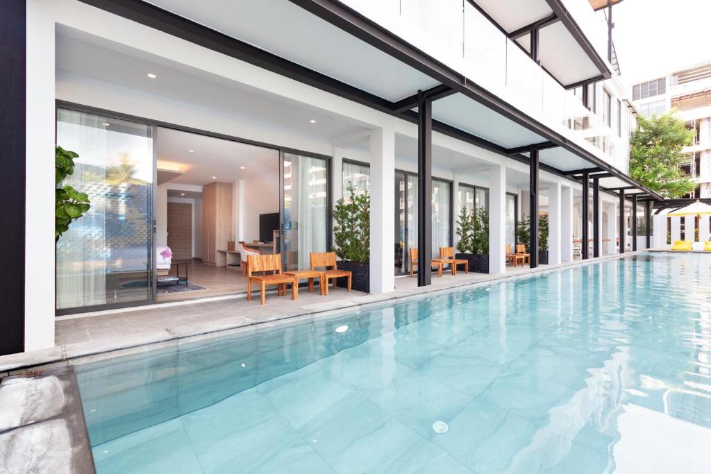 Bazén v ubytování Anona Beachfront Phuket Resort-SHA EXTRA PLUS nebo v jeho okolí