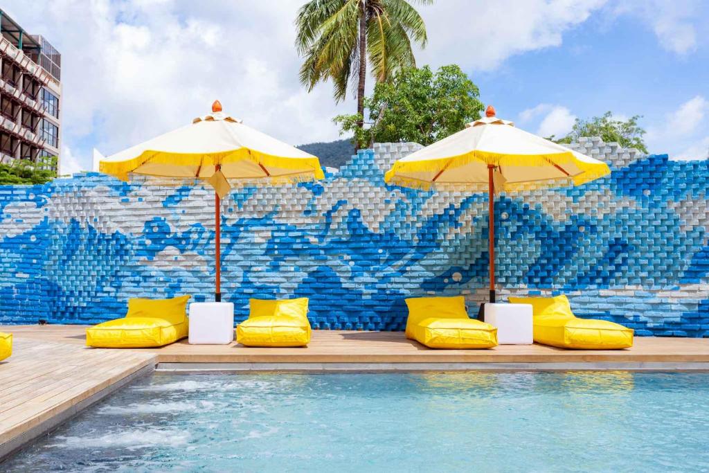 Bazén v ubytování Anona Beachfront Phuket Resort-SHA EXTRA PLUS nebo v jeho okolí
