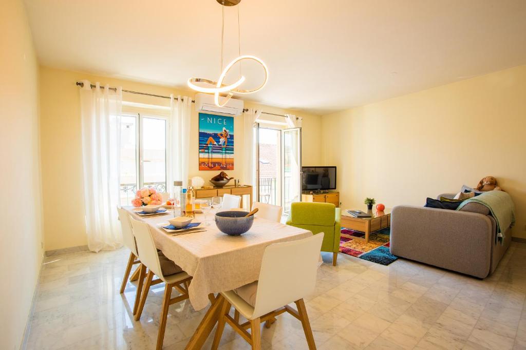 un salon avec une table et une salle à manger dans l'établissement LE FOCH AP4244 By Riviera Holiday Homes, à Nice
