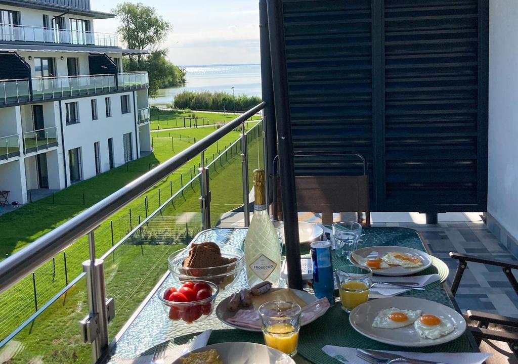 un tavolo con prodotti per la colazione su un balcone di Royal 27 apartman a Keszthely