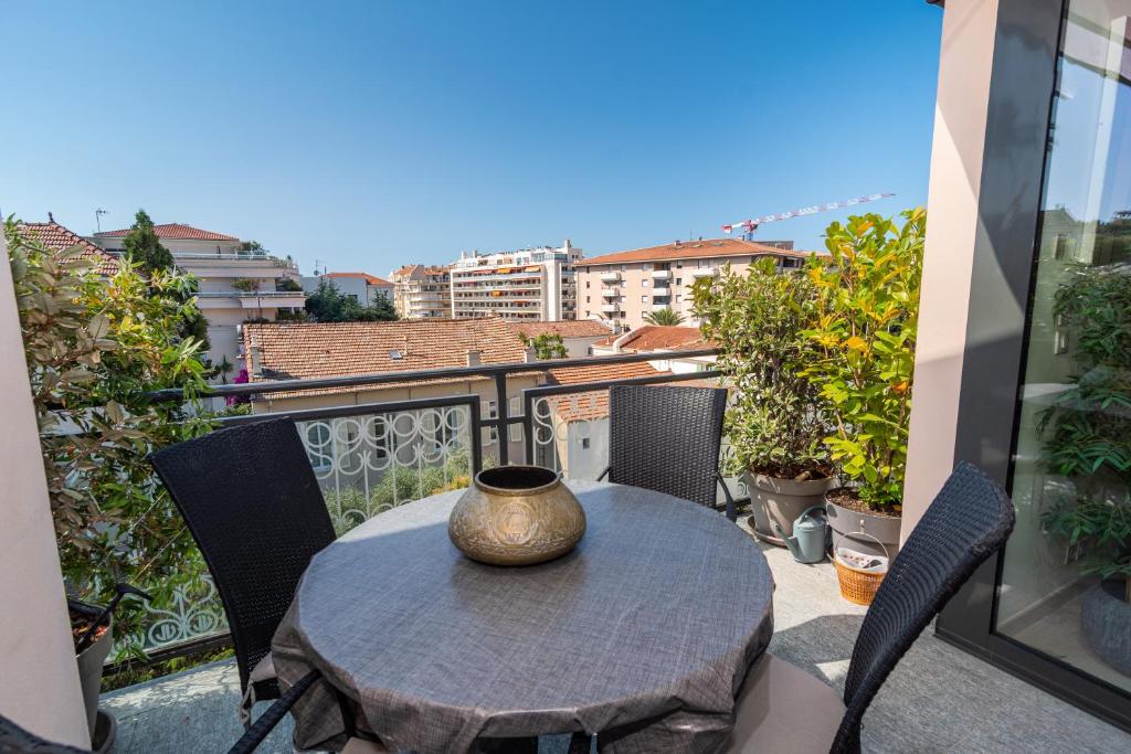 Parveke tai terassi majoituspaikassa Cannes Luxurious duplex apartment - green &amp; quiet environment centre 5 mns by Olam Properties