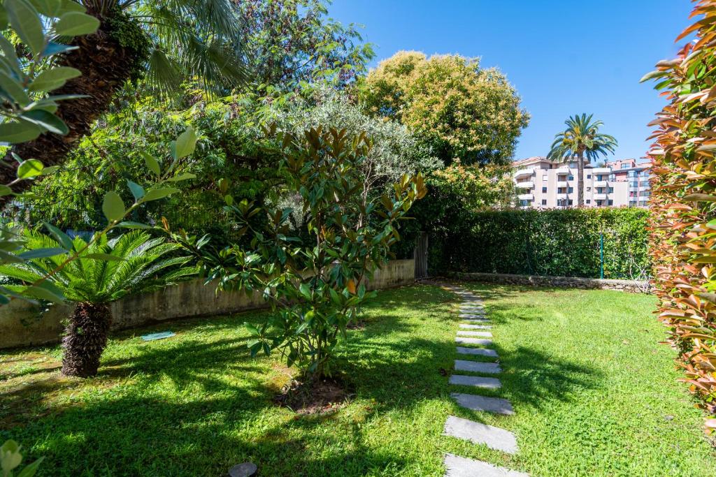 Puutarhaa majoituspaikan Cannes Luxurious duplex apartment - green &amp; quiet environment centre 5 mns by Olam Properties ulkopuolella