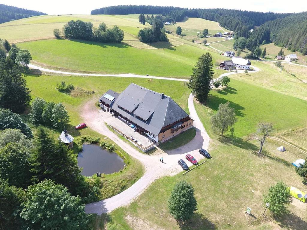 uma vista aérea de um grande edifício num campo em Zum Wilden Michel em Oberlinach