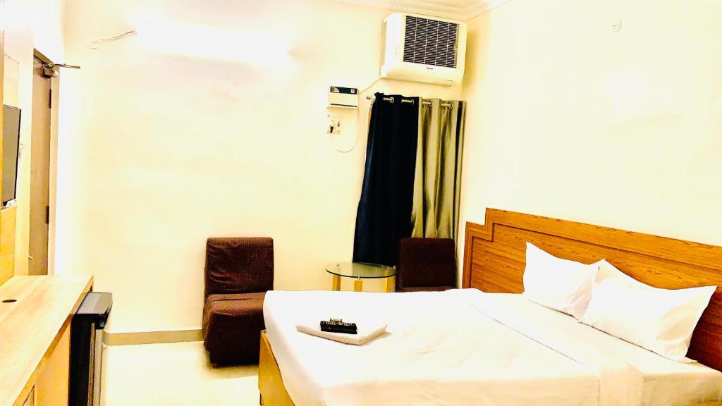 Postel nebo postele na pokoji v ubytování Half Moon Palace Chennai