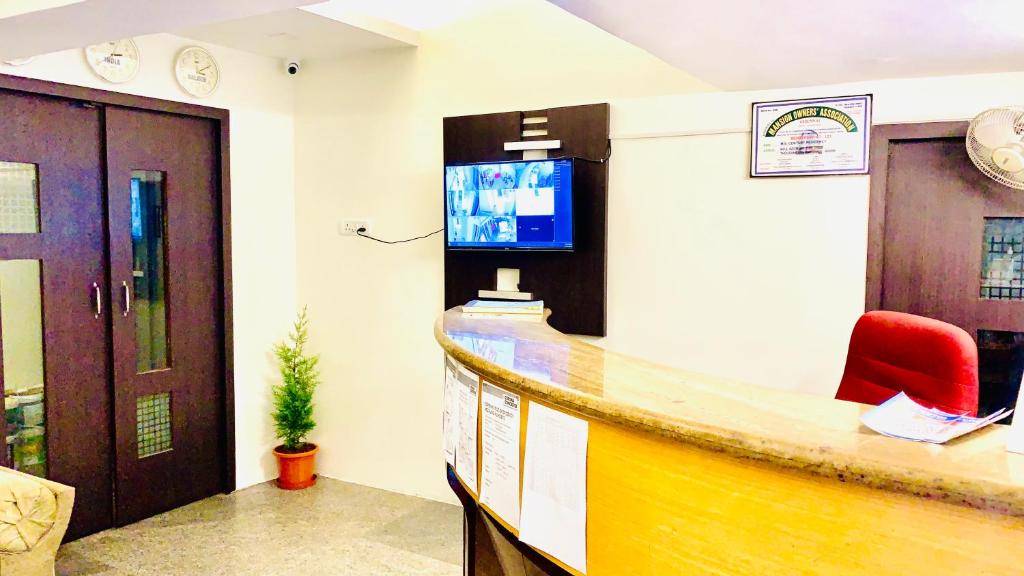 TV a/nebo společenská místnost v ubytování Half Moon Palace Chennai