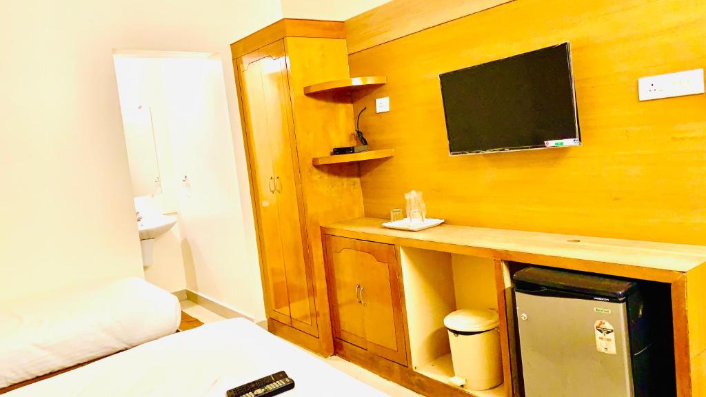 TV a/nebo společenská místnost v ubytování Half Moon Palace Chennai