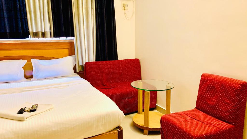 Postel nebo postele na pokoji v ubytování Half Moon Palace Chennai