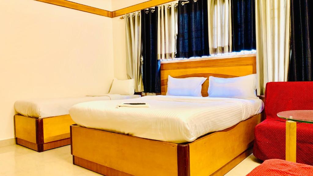 Postel nebo postele na pokoji v ubytování Half Moon Palace Chennai