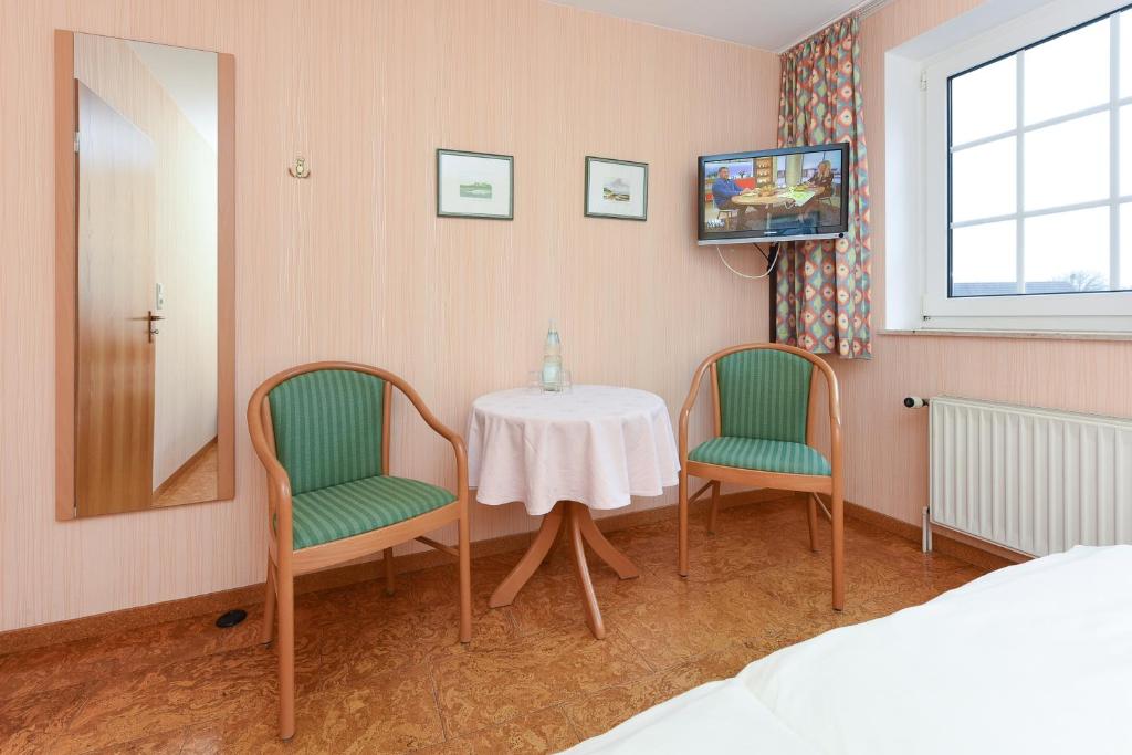 TV a/nebo společenská místnost v ubytování Hotel-Pension Störtebeker