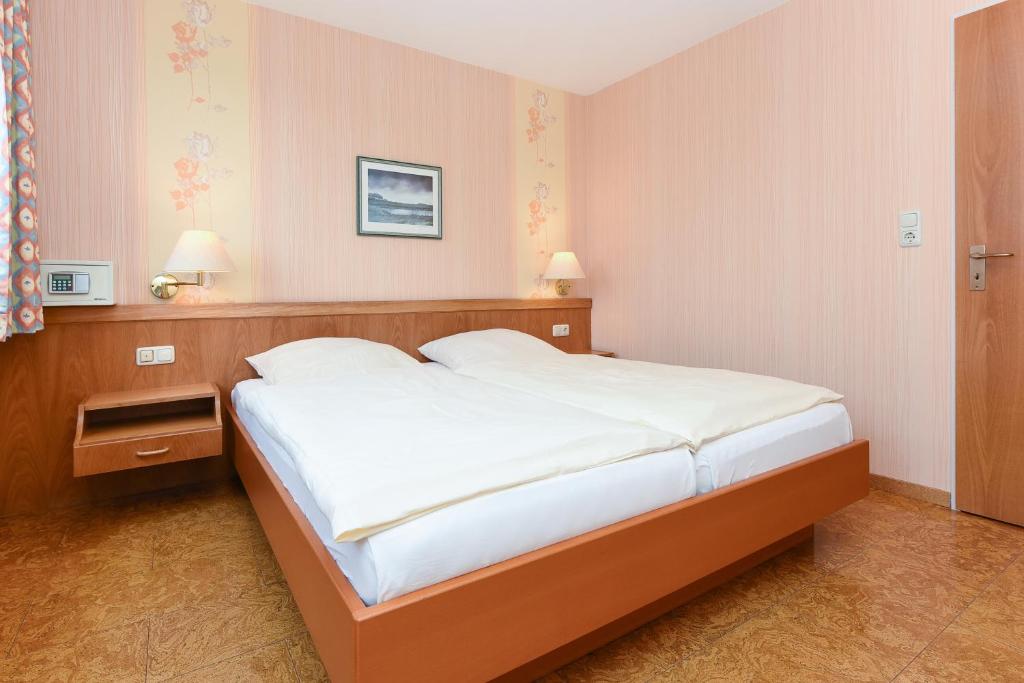 Postel nebo postele na pokoji v ubytování Hotel-Pension Störtebeker
