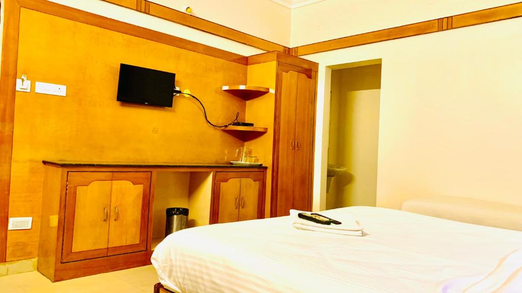 TV a/nebo společenská místnost v ubytování Half Moon Palace Chennai