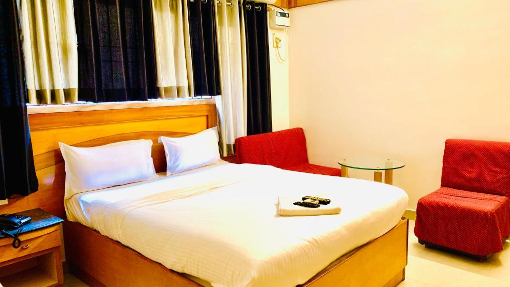 Postel nebo postele na pokoji v ubytování Half Moon Palace Chennai