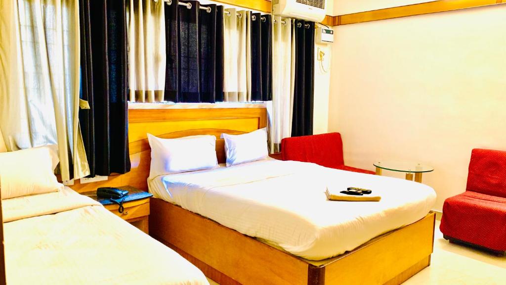 Postel nebo postele na pokoji v ubytování Half Moon Palace Chennai