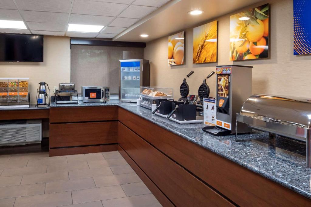 Kuchyň nebo kuchyňský kout v ubytování Comfort Inn Edison - New Brunswick