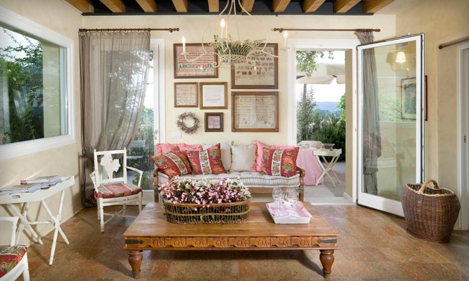 a living room with a couch and a table at Casa Marinelli in Farra di Soligo