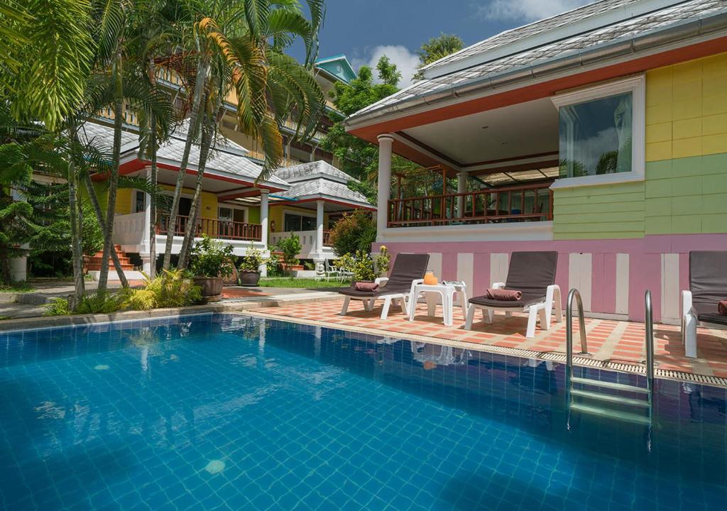 uma casa com piscina em frente a uma casa em Lemon House em Praia de Patong