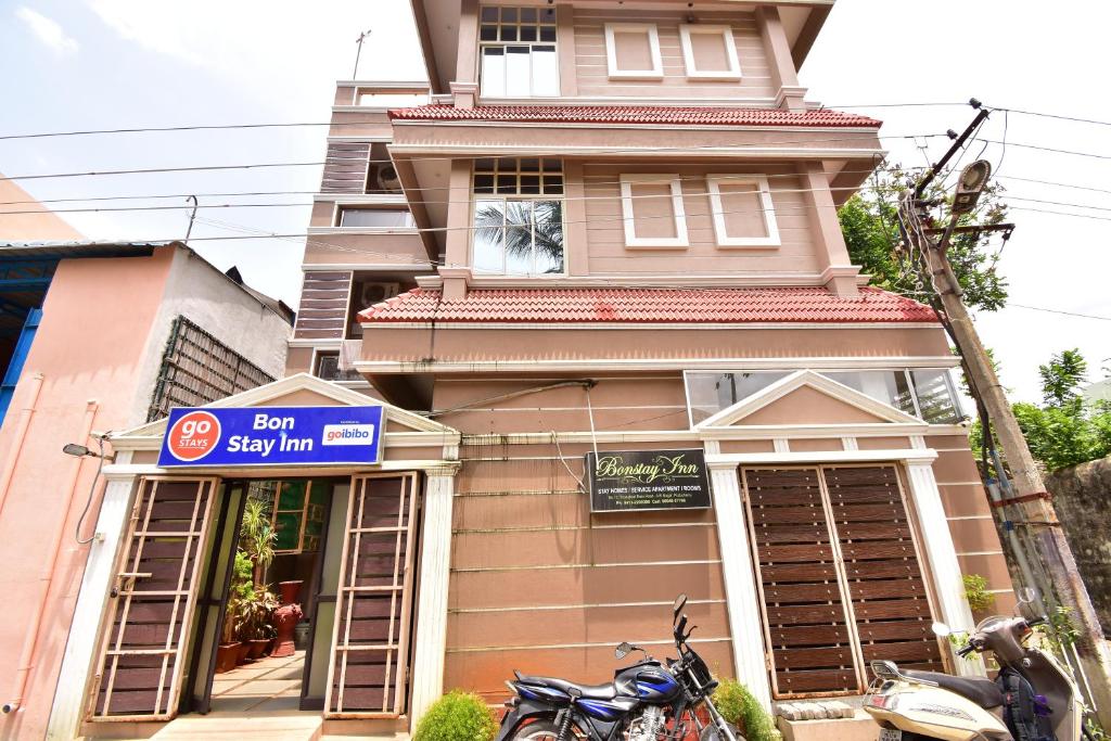 een huis met een motor die er voor geparkeerd staat bij Bon Stay Inn in Pondicherry