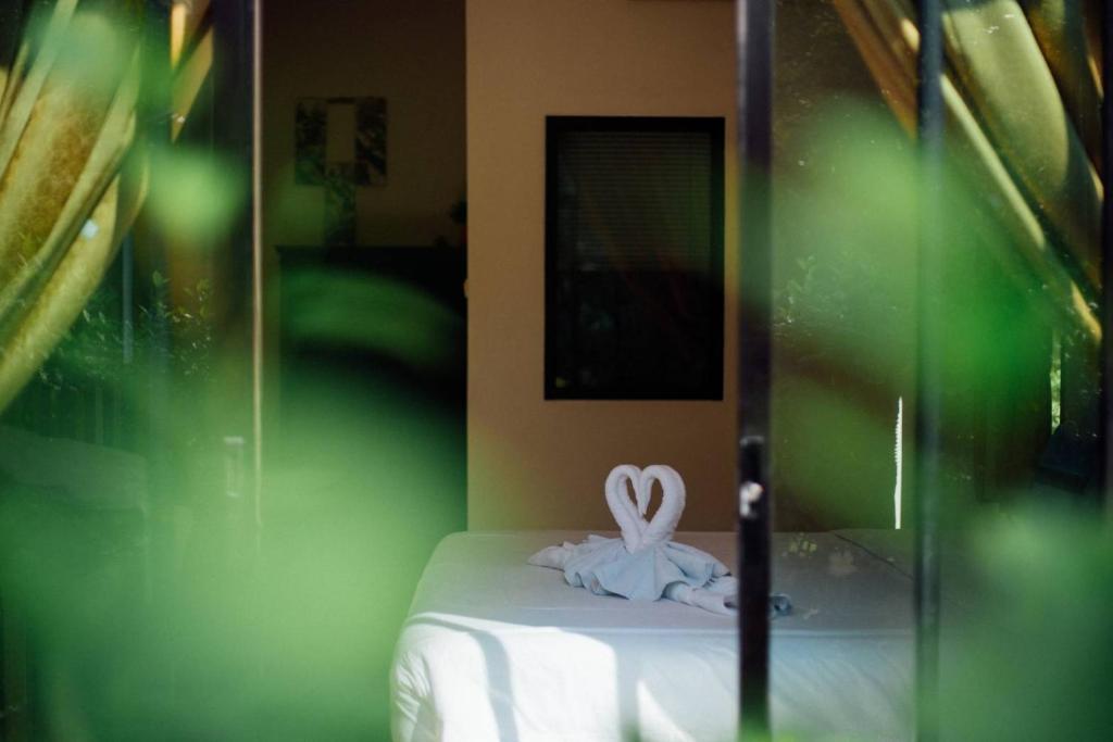 Baan Klong Resortにあるベッド