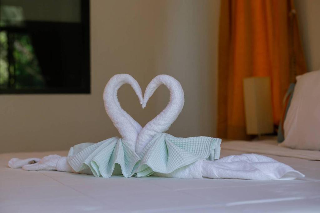 Baan Klong Resortにあるベッド