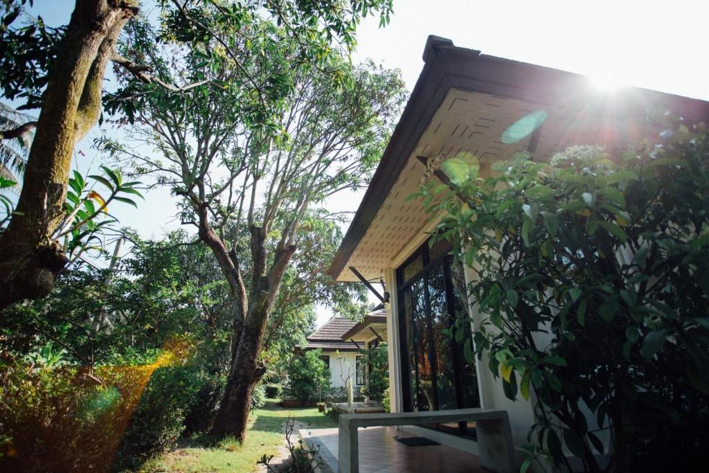 Baan Klong Resortにある庭