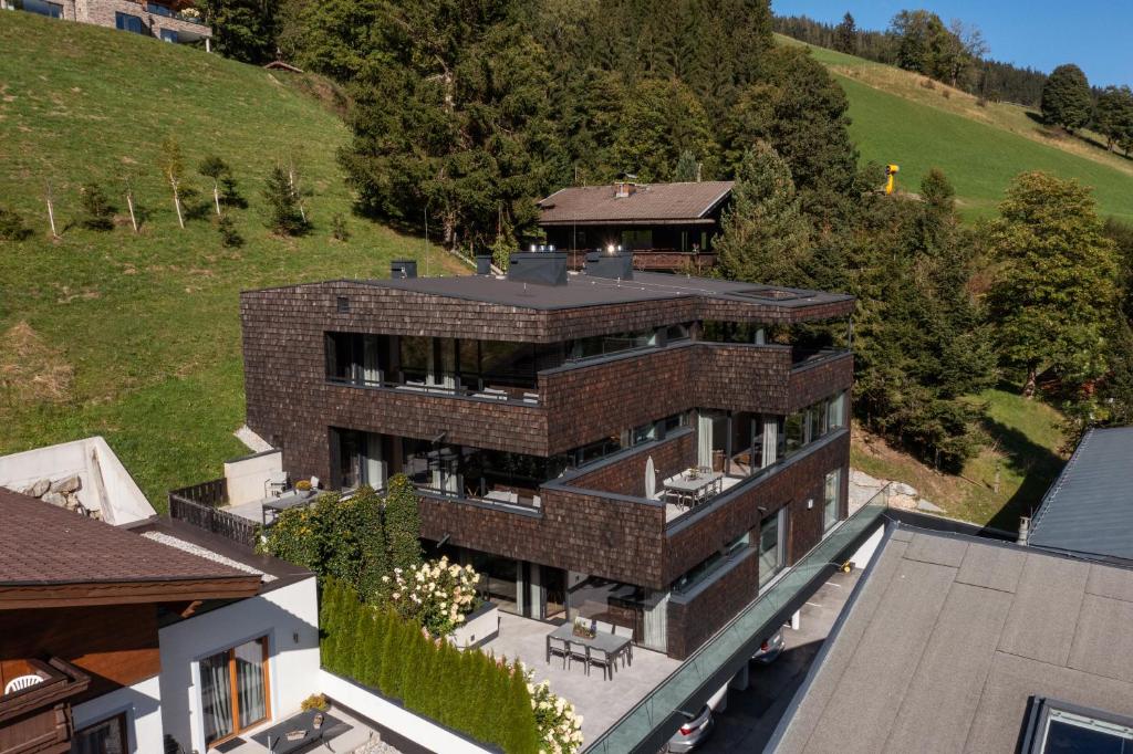 une vue aérienne sur une maison avec un toit dans l'établissement Sunny Ferienwohnungen Ski In - Ski Out, à Zell am See