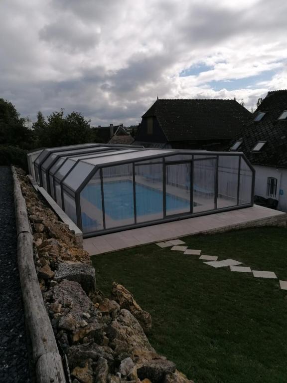 Bazén v ubytování Gîte La feuille d'Acanthe nebo v jeho okolí