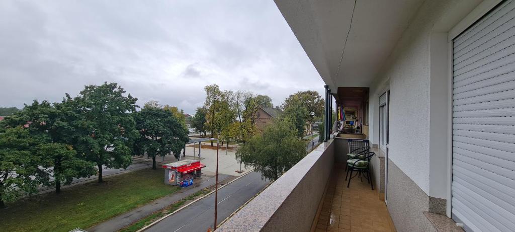 Apartament z balkonem z widokiem na ulicę w obiekcie APARTMAN SAMIYA w mieście Belišće