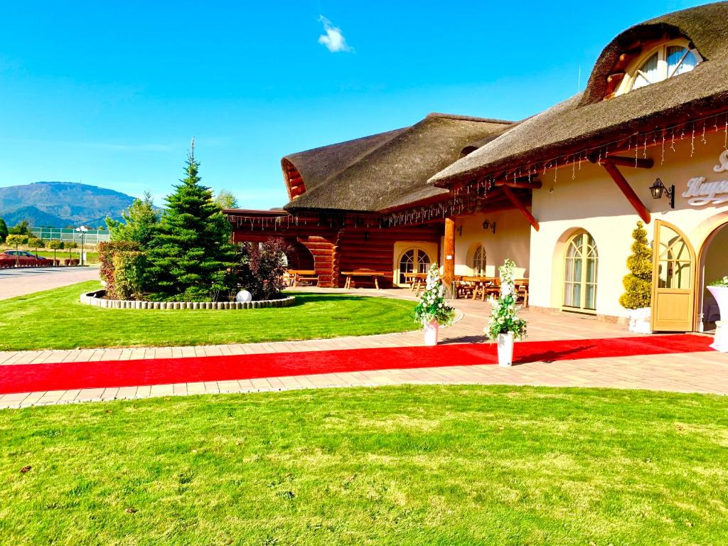 Nespecifikovaný výhled na hory nebo výhled na hory při pohledu z hotelu