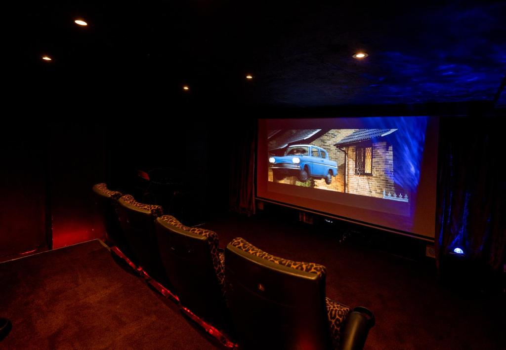 ein Kinosaal mit einem großen Bildschirm mit einem LKW drauf in der Unterkunft Blackpool Abode - The Cinema House in Blackpool