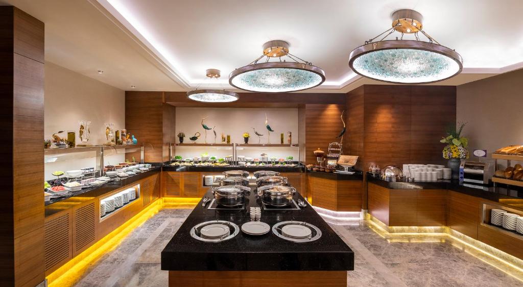 A cozinha ou cozinha compacta de Mövenpick Hotel & Thermal Spa Bursa