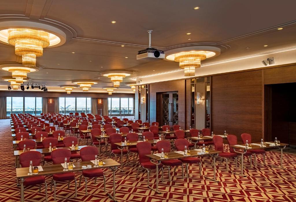 Uma área de estar em Mövenpick Hotel & Thermal Spa Bursa