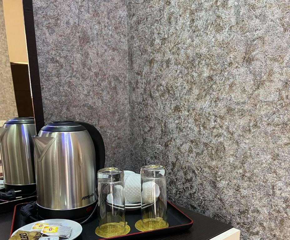 Příslušenství pro přípravu čaje a kávy v ubytování Premium Hotel Yerevan
