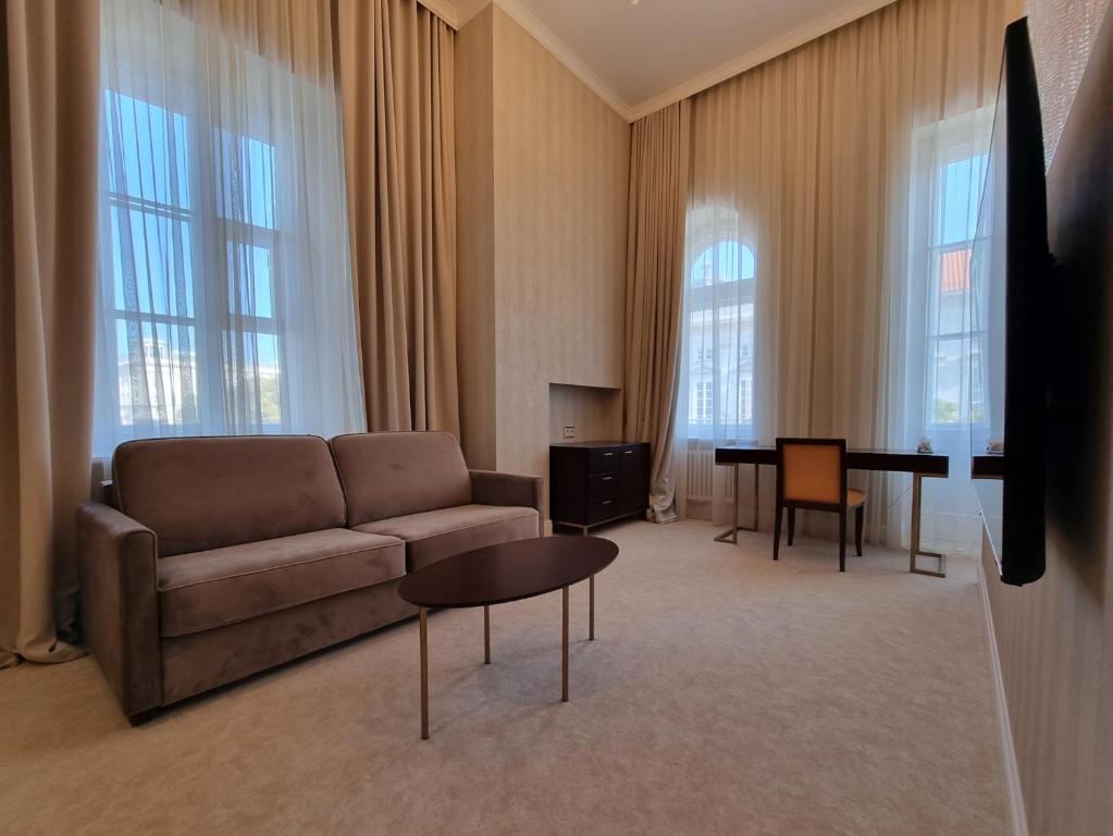 TV a/nebo společenská místnost v ubytování Tiffi Old Town Hotel