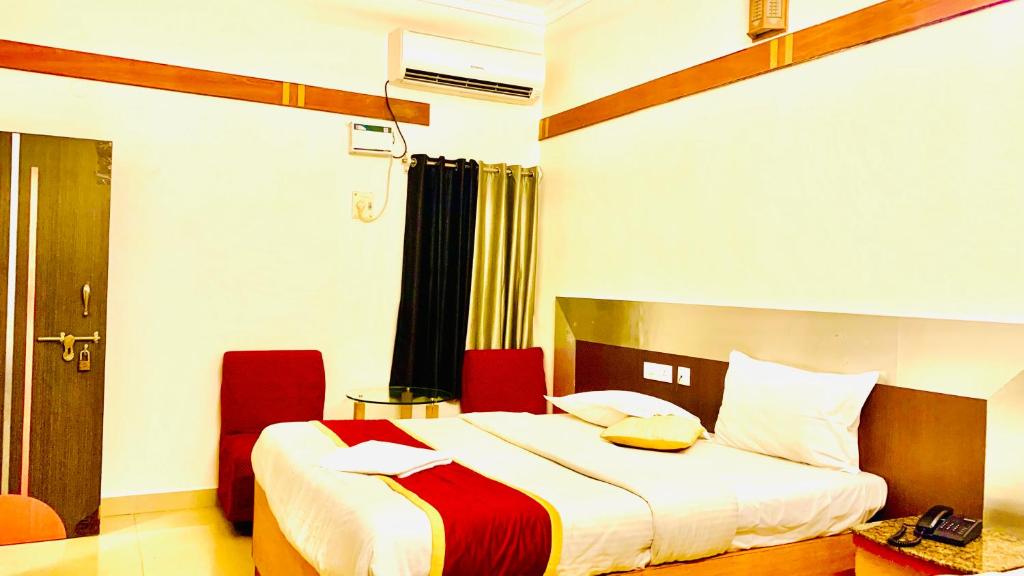 Postel nebo postele na pokoji v ubytování Half Moon Palace Chennai
