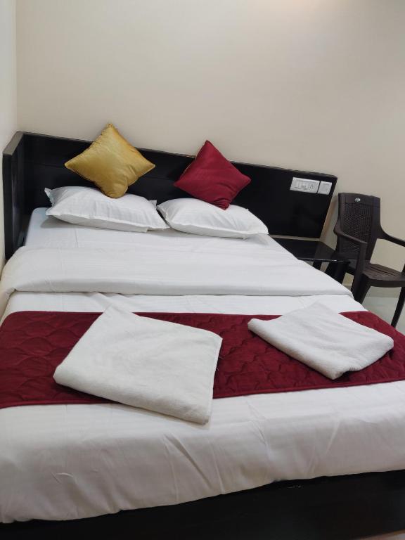 Postel nebo postele na pokoji v ubytování SRI VIGNESH RESIDENCY