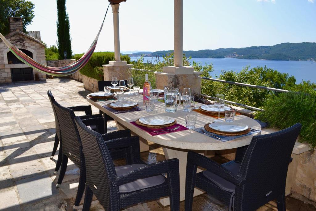 - une table sur une terrasse avec vue sur l'eau dans l'établissement Villa Vista, à Kučište