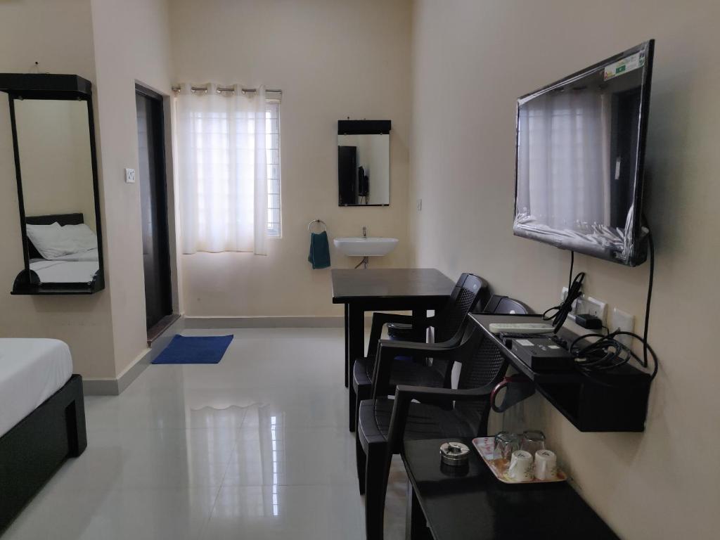 Postel nebo postele na pokoji v ubytování SRI VIGNESH RESIDENCY