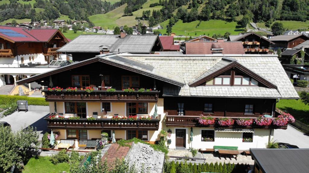 Una casa con flores en el balcón. en Gästehaus Schernthaner en Dorfgastein