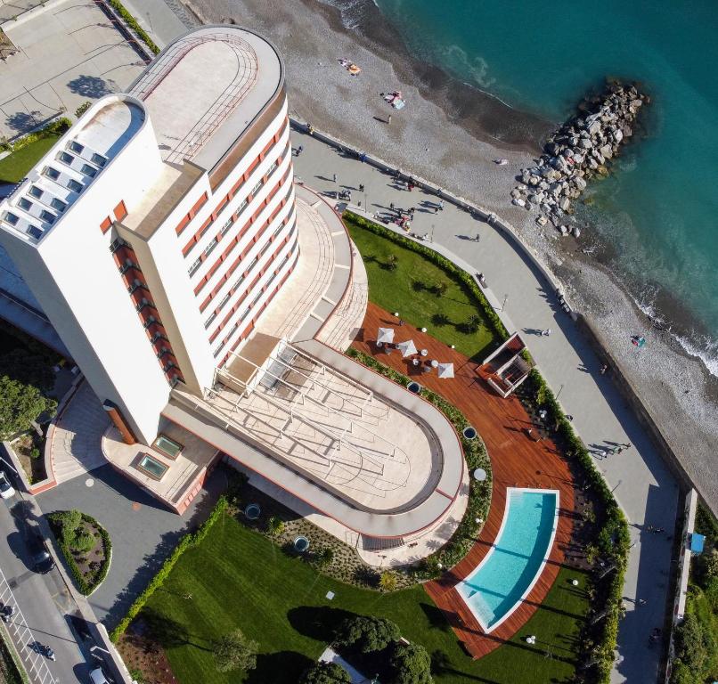 einen Blick über ein Gebäude neben dem Strand in der Unterkunft Grand Hotel Torre Fara in Chiavari