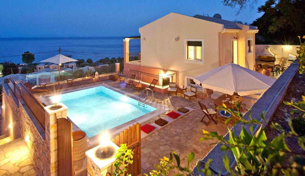 Villa con piscina por la noche en Villa Artemis, en Barbati