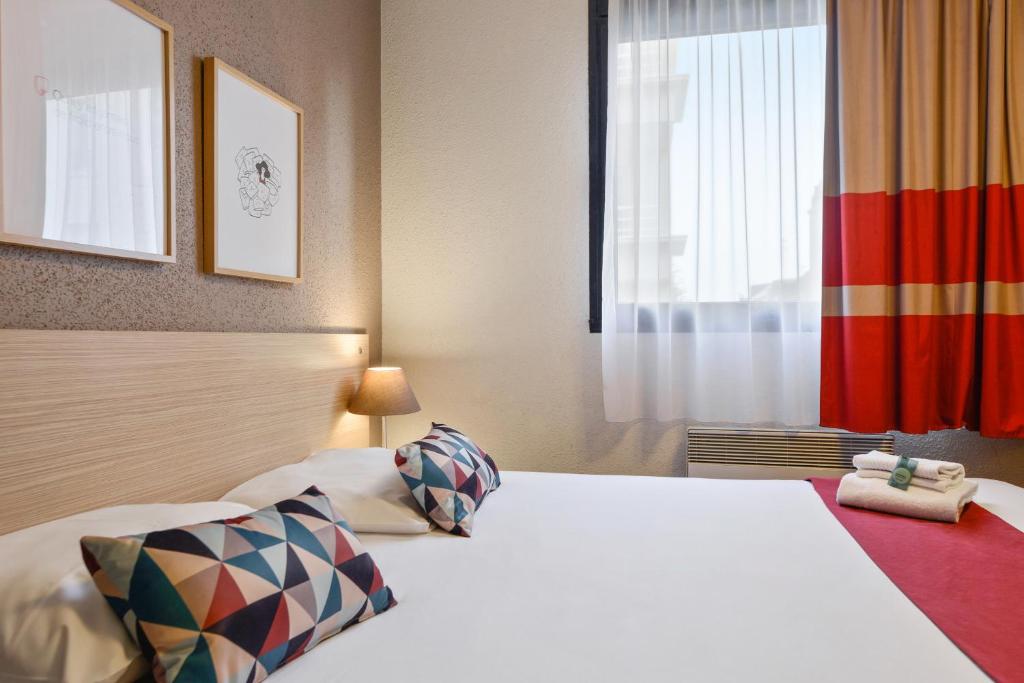Cama ou camas em um quarto em Appart&#39;City Classic Nantes Viarme