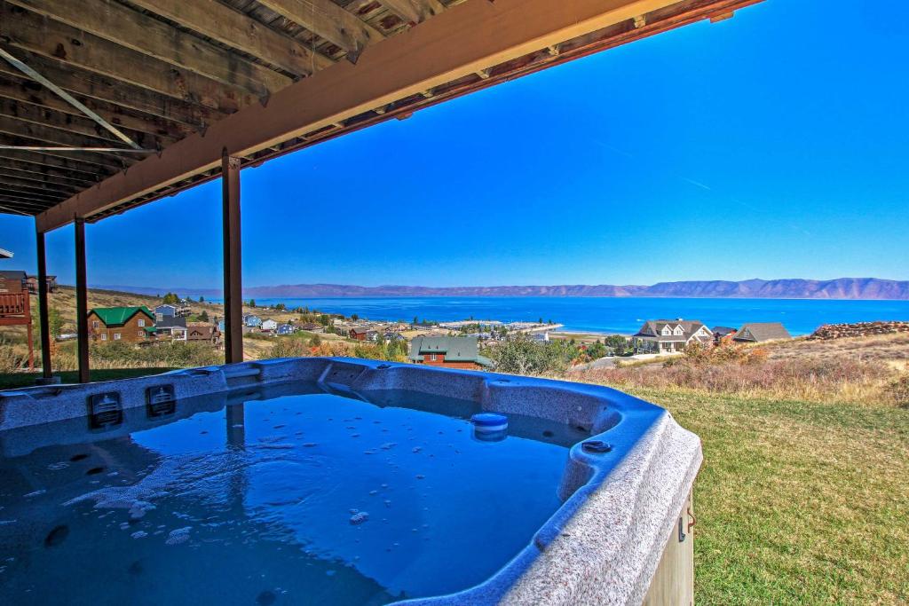 Garden City Lake House Hot Tub and Views! في جاردن سيتي: حوض استحمام ساخن مطل على الماء