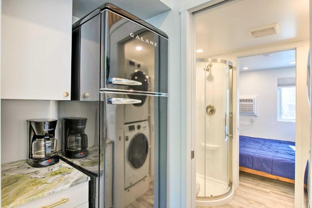 Kuchyň nebo kuchyňský kout v ubytování Convenient Salt Lake Tiny Home with Chic Interior!