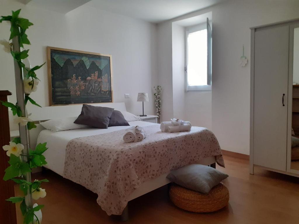 um quarto com uma cama com dois bichos de peluche em Alloggio Turistico Sutri em Sutri